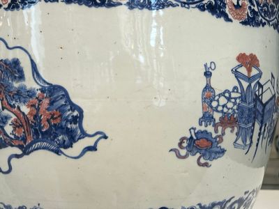 An exceptional massive Chinese blue, white and copper-red fish bowl with antiquities and 'Master of the rocks'-style panels, Kangxi — photo 21