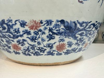 An exceptional massive Chinese blue, white and copper-red fish bowl with antiquities and 'Master of the rocks'-style panels, Kangxi — photo 22