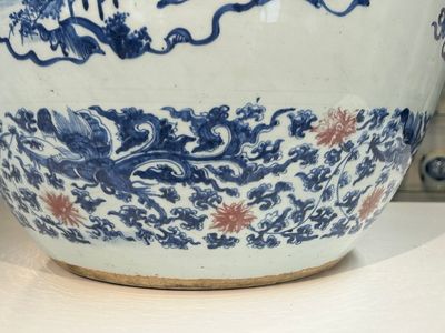 An exceptional massive Chinese blue, white and copper-red fish bowl with antiquities and 'Master of the rocks'-style panels, Kangxi — photo 25