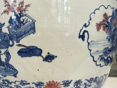 An exceptional massive Chinese blue, white and copper-red fish bowl with antiquities and 'Master of the rocks'-style panels, Kangxi — photo 30