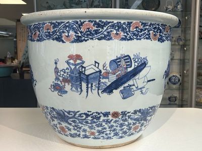An exceptional massive Chinese blue, white and copper-red fish bowl with antiquities and 'Master of the rocks'-style panels, Kangxi — photo 3