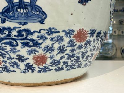 An exceptional massive Chinese blue, white and copper-red fish bowl with antiquities and 'Master of the rocks'-style panels, Kangxi — photo 34