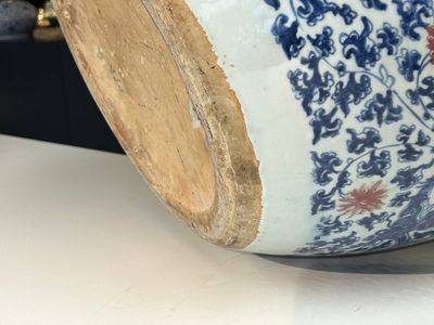 An exceptional massive Chinese blue, white and copper-red fish bowl with antiquities and 'Master of the rocks'-style panels, Kangxi — photo 6
