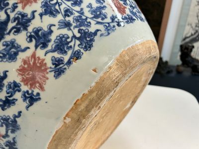 An exceptional massive Chinese blue, white and copper-red fish bowl with antiquities and 'Master of the rocks'-style panels, Kangxi — photo 7