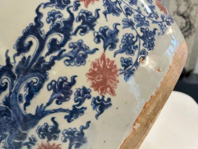 An exceptional massive Chinese blue, white and copper-red fish bowl with antiquities and 'Master of the rocks'-style panels, Kangxi — photo 8