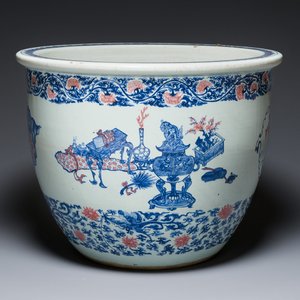 An exceptional massive Chinese blue, white and copper-red fish bowl with antiquities and 'Master of the rocks'-style panels, Kangxi — photo 1