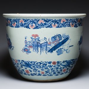 An exceptional massive Chinese blue, white and copper-red fish bowl with antiquities and 'Master of the rocks'-style panels, Kangxi — photo 4