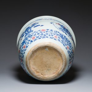 An exceptional massive Chinese blue, white and copper-red fish bowl with antiquities and 'Master of the rocks'-style panels, Kangxi — photo 6