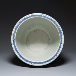An exceptional massive Chinese blue, white and copper-red fish bowl with antiquities and 'Master of the rocks'-style panels, Kangxi — photo 7