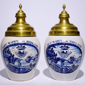 An exceptional pair of Dutch Delft blue and white tobacco jars "Het Wapen van Zeeland", 18th C. — 照片 1