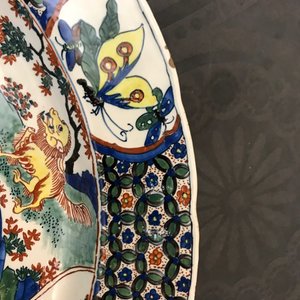 An exceptional polychrome Dutch Delft famille verte-style 'mythical beasts' dish, 18th C. — 照片 6