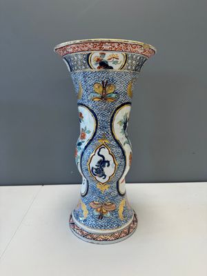 An exceptional polychrome Dutch Delft five-piece garniture in Chinese Kangxi style, first quarter 18th C. — photo 2