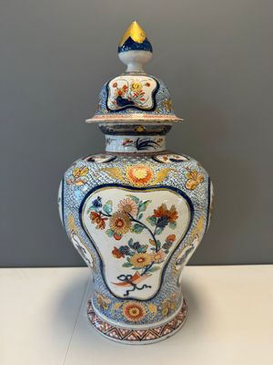 An exceptional polychrome Dutch Delft five-piece garniture in Chinese Kangxi style, first quarter 18th C. — photo 30