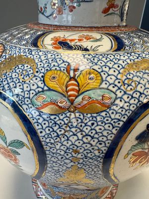 An exceptional polychrome Dutch Delft five-piece garniture in Chinese Kangxi style, first quarter 18th C. — photo 37