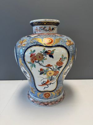 An exceptional polychrome Dutch Delft five-piece garniture in Chinese Kangxi style, first quarter 18th C. — photo 58