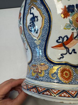 An exceptional polychrome Dutch Delft five-piece garniture in Chinese Kangxi style, first quarter 18th C. — photo 63