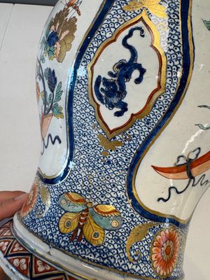 An exceptional polychrome Dutch Delft five-piece garniture in Chinese Kangxi style, first quarter 18th C. — photo 87