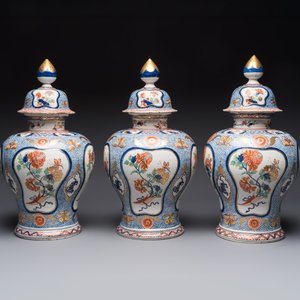 An exceptional polychrome Dutch Delft five-piece garniture in Chinese Kangxi style, first quarter 18th C. — photo 2