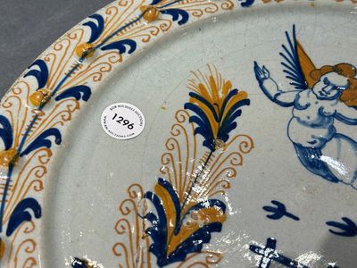 An exceptional polychrome Dutch maiolica dish with a flying putto above a fence, probably Haarlem, 1st half 17th C. — 照片 11