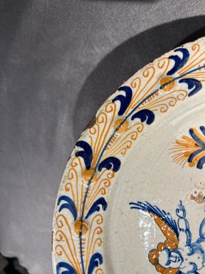 An exceptional polychrome Dutch maiolica dish with a flying putto above a fence, probably Haarlem, 1st half 17th C. — 照片 3