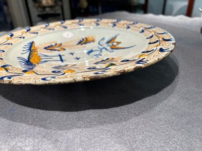 An exceptional polychrome Dutch maiolica dish with a flying putto above a fence, probably Haarlem, 1st half 17th C. — 照片 5