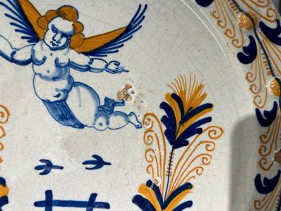 An exceptional polychrome Dutch maiolica dish with a flying putto above a fence, probably Haarlem, 1st half 17th C. — 照片 10