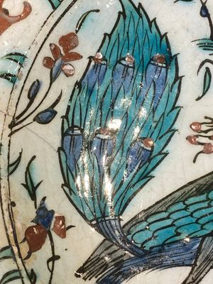 Een uitzonderlijke polychrome Iznik schotel met een pauw, Turkije, laatste kwart 16e eeuw — 照片 3