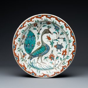 Een uitzonderlijke polychrome Iznik schotel met een pauw, Turkije, laatste kwart 16e eeuw — 照片 1