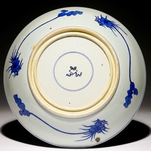 An exceptionally bright blue and white Chinese lotus scroll dish, Kangxi — photo 2