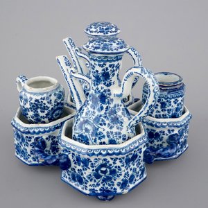 An exceptionally extensive Dutch Delft blue and white cruet set, 18th C. — photo 1