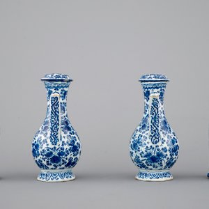 An exceptionally extensive Dutch Delft blue and white cruet set, 18th C. — photo 5
