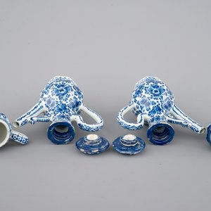 An exceptionally extensive Dutch Delft blue and white cruet set, 18th C. — photo 6
