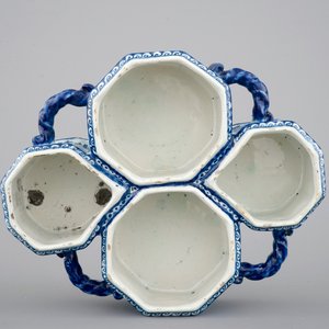 An exceptionally extensive Dutch Delft blue and white cruet set, 18th C. — photo 9