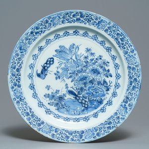 An exceptionally fine large Dutch Delft blue and white 'peacock and flowers' dish, 17th C. — 照片 1