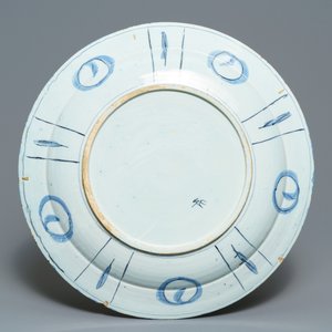 An exceptionally fine large Dutch Delft blue and white 'peacock and flowers' dish, 17th C. — 照片 2