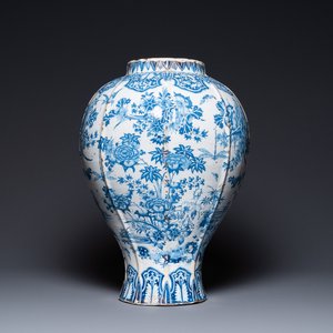 An exceptionally large blue and white baluster vase with naturalistic design, Delft or Frankfurt, late 17th C. — 照片 1