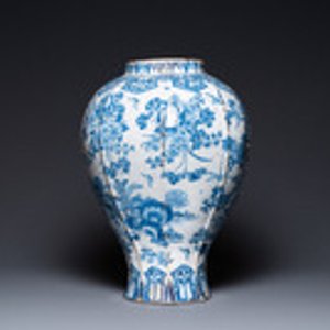 An exceptionally large blue and white baluster vase with naturalistic design, Delft or Frankfurt, late 17th C. — 照片 2