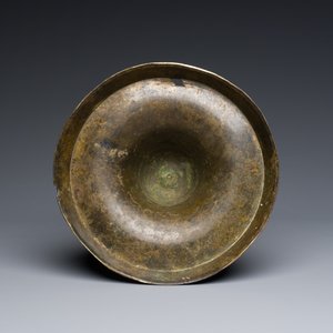 An exceptionally large bronze candlestick, Flanders or France, 15/16th C. — photo 6