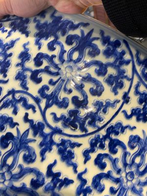 An exceptionally large Chinese blue and white basin with floral scrolls, Kangxi — photo 12