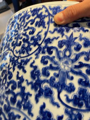 An exceptionally large Chinese blue and white basin with floral scrolls, Kangxi — photo 13