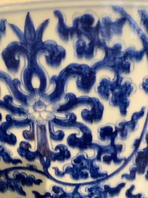 An exceptionally large Chinese blue and white basin with floral scrolls, Kangxi — photo 17