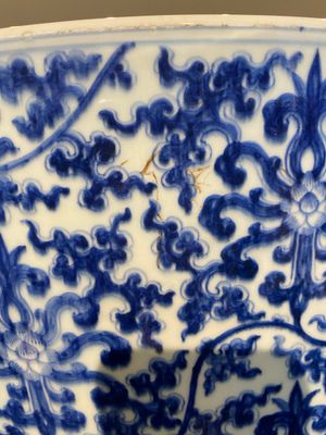 An exceptionally large Chinese blue and white basin with floral scrolls, Kangxi — photo 18