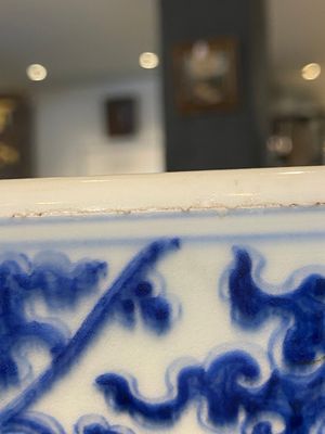 An exceptionally large Chinese blue and white basin with floral scrolls, Kangxi — photo 19