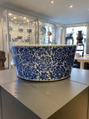 An exceptionally large Chinese blue and white basin with floral scrolls, Kangxi — photo 3