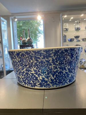 An exceptionally large Chinese blue and white basin with floral scrolls, Kangxi — photo 4
