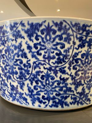 An exceptionally large Chinese blue and white basin with floral scrolls, Kangxi — photo 6