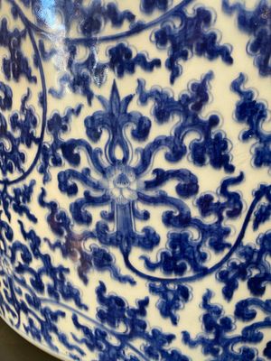 An exceptionally large Chinese blue and white basin with floral scrolls, Kangxi — photo 7