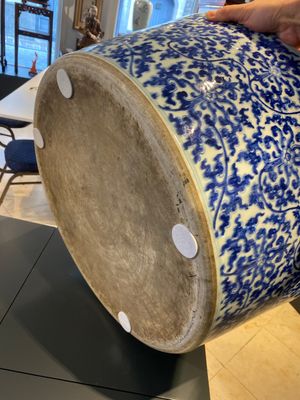 An exceptionally large Chinese blue and white basin with floral scrolls, Kangxi — photo 8