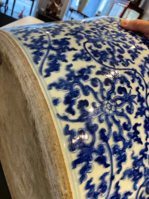 An exceptionally large Chinese blue and white basin with floral scrolls, Kangxi — photo 9