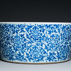 An exceptionally large Chinese blue and white basin with floral scrolls, Kangxi — photo 2
